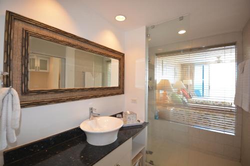 浴室, Solarium at Coronado Bay Oceanfront Apartments in 科羅納多海灘