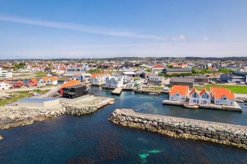 Flott Leilighet, 1 etasje med nydelig sjøutsikt in Åkrehamn