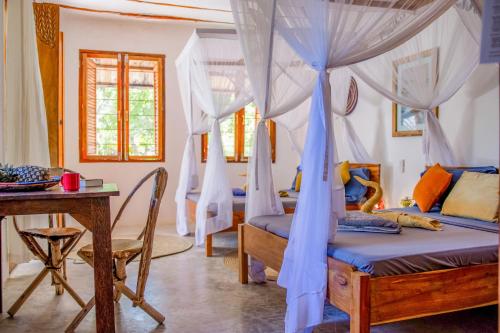 Kameleon Blue Arts Lodge Room Type - King Room with Two Queen Beds