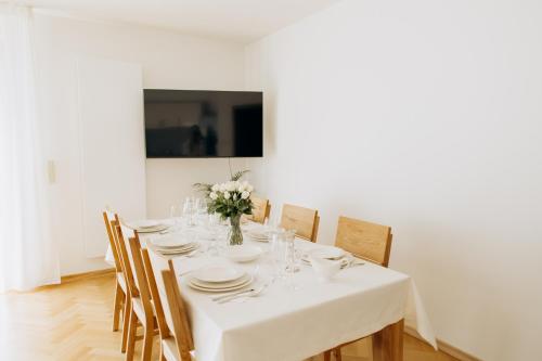 FamilyVilla new 4 Luxury Big Apartments parking - image 3