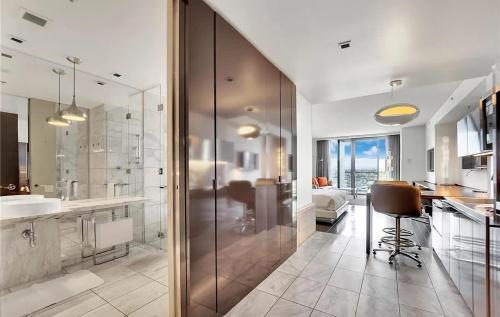 Luxurious Sub-Penthouse Studio Balcony Access, Las Vegas