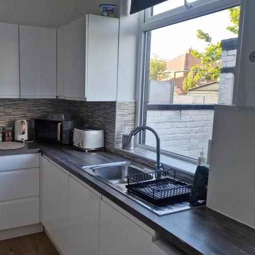 2 Bed Dukinfield Home, Suitable For Contractors, Families, Parking Available in 達金菲爾德