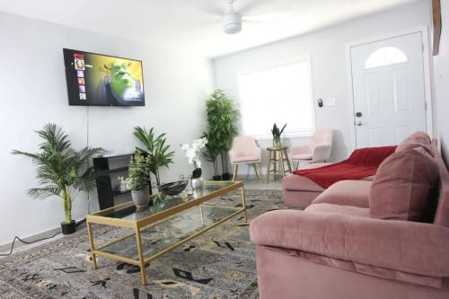 Walk to Arts District Parks Jet Skis & Eats in Központi Cocoanut