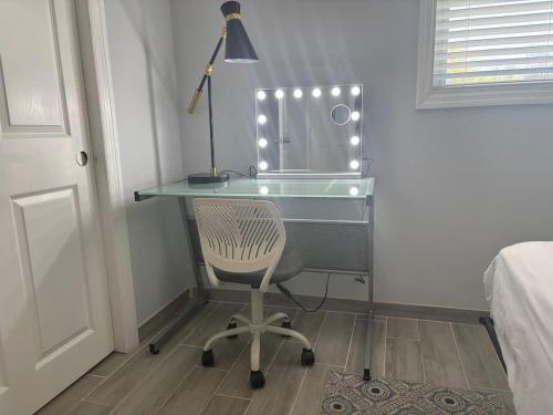 Walk to Arts District Parks Jet Skis & Eats in Központi Cocoanut