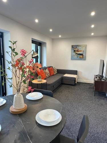 Bright & Spacious Apartment with large balcony and free parking