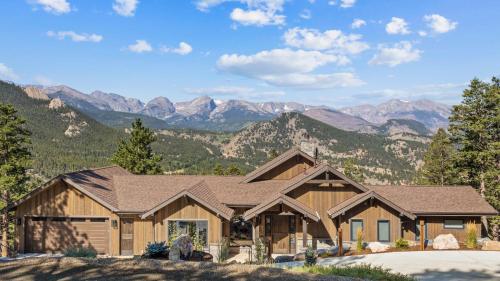 Hearthstone Luxury Vacation Rental at Windcliff home