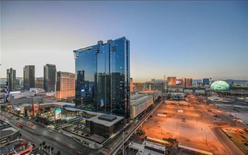 Solstice Studio at MGM Signature Tower 3 BALCONY STRIP VIEW F1 TRACK VIEW, Las Vegas (photo 11)