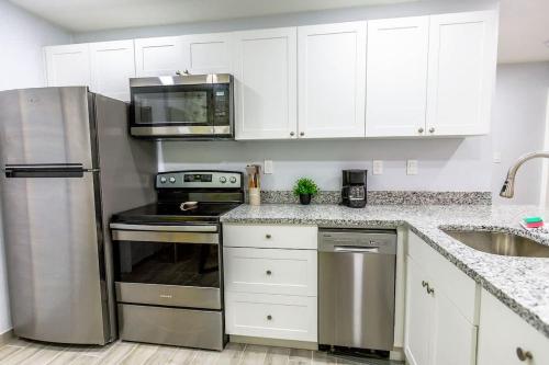 Garden-Inspired Stay Walk to Bay & Downtown in Központi Cocoanut