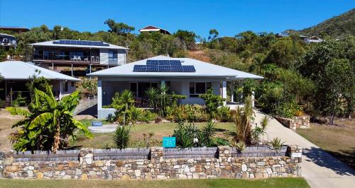 Dārzs, "Tranquillity by the Sea" your Hideaway Bay Holiday Rental-Whitsundays in Hideaway Bay