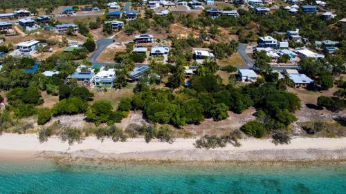 pludmale, "Tranquillity by the Sea" your Hideaway Bay Holiday Rental-Whitsundays in Hideaway Bay