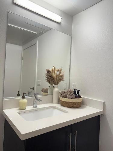 The Hollywood Blvd Loft FREE AND DESIGNATED PARKING