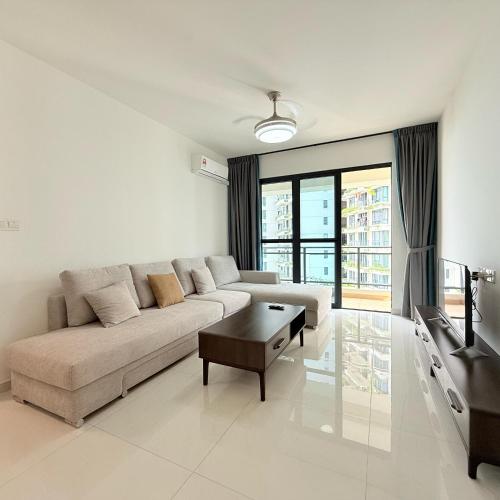 ห้องส่วนกลางสำหรับนั่งเล่น/ดูทีวี, บ้านเดี่ยว 2 ห้องนอน 2 ห้องน้ำส่วนตัว ขนาด 84 ตร.ม. – จีแลงพาทา/เลโก้แลนด์ (Regalia 2B2R 4Pax near Duty Free) near ทางด่วนเซคกั้น ลิงค์