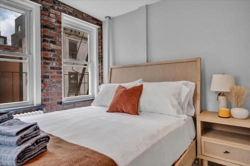 SoHo Designer 2BR w balcony - image 4