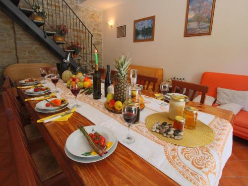 Létesítmények, Mansion in Apecchio near Lake and Pool in Apecchio
