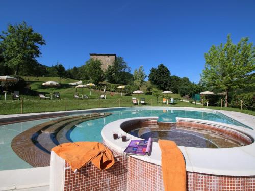 Úszómedence, Mansion in Apecchio near Lake and Pool in Apecchio