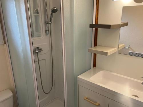 Chalet cosy avec terrasse - 2 chambres, 4 personnes - API-1-52-350 in 吉蒙孔