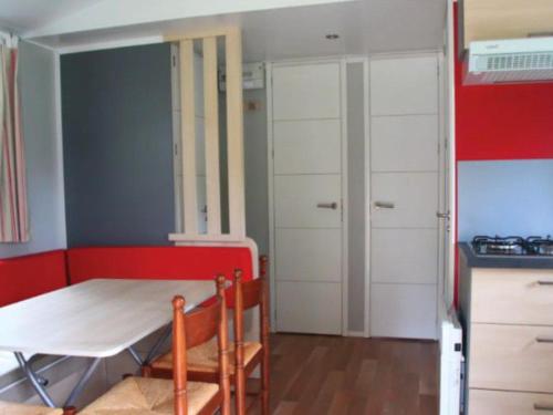 Mobil Home 34m² avec Terrasse pour 6 à Dévillac - API-1-52-331 (Mobil Home 34m² avec Terrasse pour 6 a Devillac - API-1-52-331) in Devillac