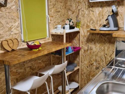 Chalet intime avec terrasse pour 2 personnes - API-1-52-420 in Les Grandes-Ventes