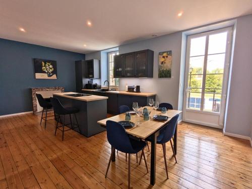 Charmante maison XIXe sur Jarnac avec 3 chambres, cour privative & parking - FR-1-653-280 in Gondeville
