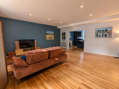 Charmante maison XIXe sur Jarnac avec 3 chambres, cour privative & parking - FR-1-653-280 in Gondeville