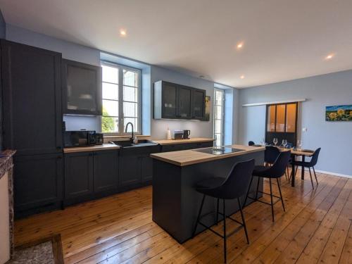 Charmante maison XIXe sur Jarnac avec 3 chambres, cour privative & parking - FR-1-653-280 in Gondeville