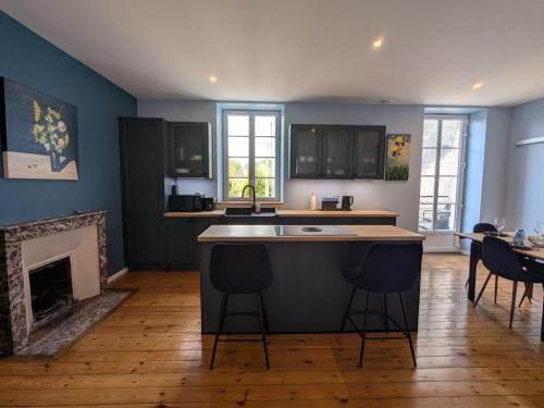 Charmante maison XIXe sur Jarnac avec 3 chambres, cour privative & parking - FR-1-653-280 in Gondeville