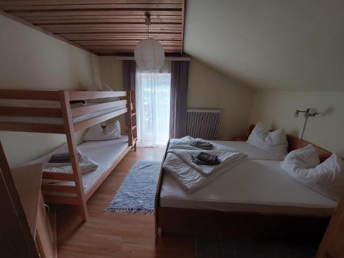 1 king bed, 1 double bed, 3 twin beds
