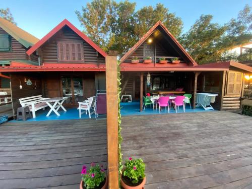 2 bedrooms, 4 beds