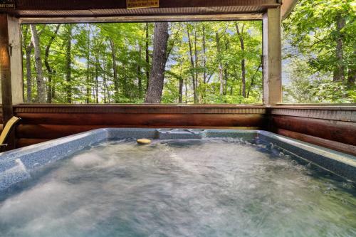 Secluded Memories Cabin - image 13