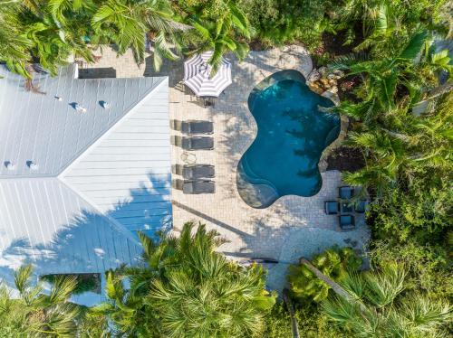 Sandy Pants - Designer Beach Chic Home Steps to Beach Backyard Oasis w Heated Pool thumb 4