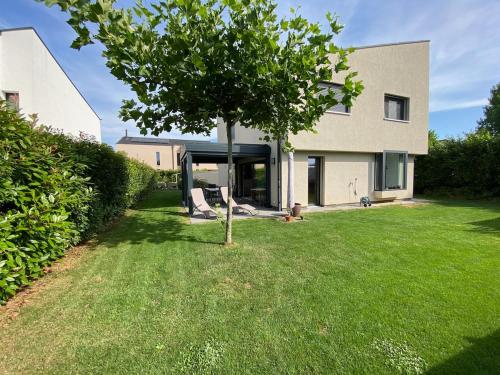 Large house with generous garden in كدريفين