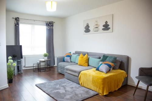 Spacious home for construction workers and families with parking spaces 2 and half bathroom& ensuite Free wifi