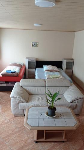 Gästewohnung Locktow, Hauptstraße 1 (Gastewohnung Locktow, Hauptstraße 1) in เชอเนเฟลด์