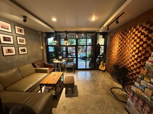 84 Gallery in Wua Lai