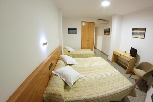 1 king bed, 1 twin bed