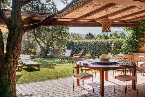 Villa just steps from the sea in Costa Serena