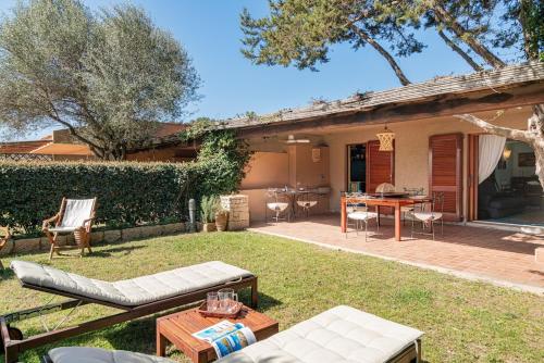 Villa just steps from the sea in Costa Serena