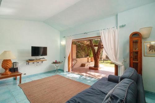 Villa just steps from the sea in Costa Serena