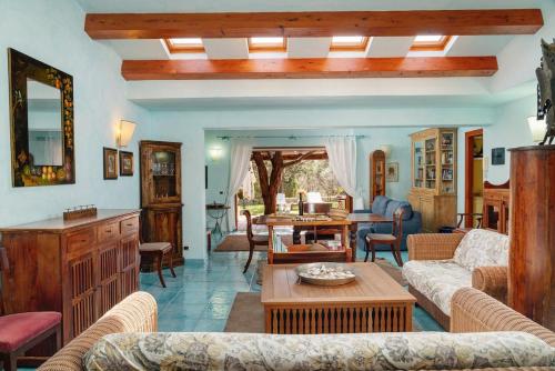 Villa just steps from the sea in Costa Serena