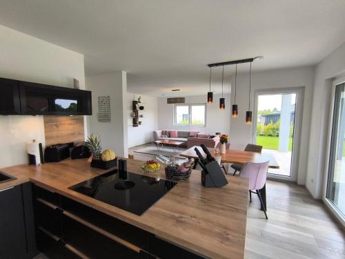 廚房, VILLA VULKANEIFEL -modern -familienfreundlich -Terrasse -Doppelgarage -ruhiger Lage in 布爾沙伊德