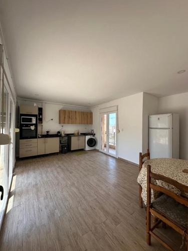 T5 spacieux et lumineux in Akid Lotfi