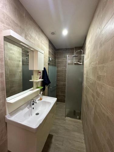 T5 spacieux et lumineux in Akid Lotfi