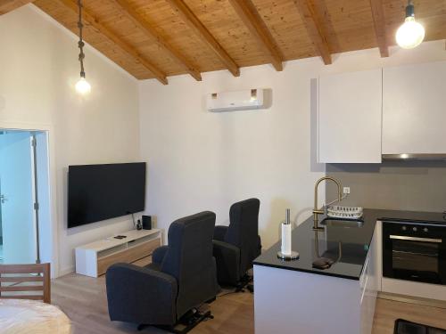 Cozy Residence in Historic Downtown Foz Do Arelho - Farm Views - Walk to Beach, Foz do Arelho
