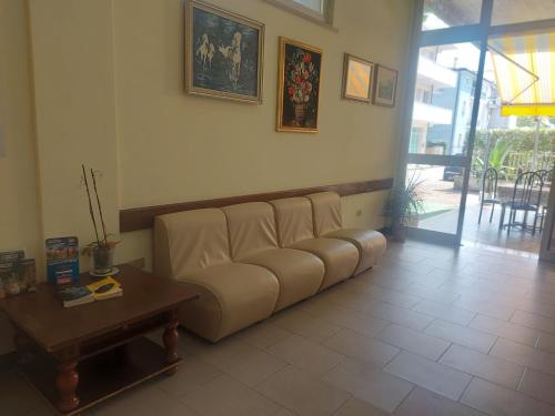 餐廳, Hotel Holiday Garnì - Pet Friendly (Hotel Holiday Garni - Pet Friendly) in 吉利安諾瓦