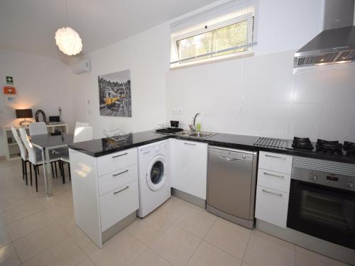 厨房, Family Villa with Pool and barbecue in 巴塔拉