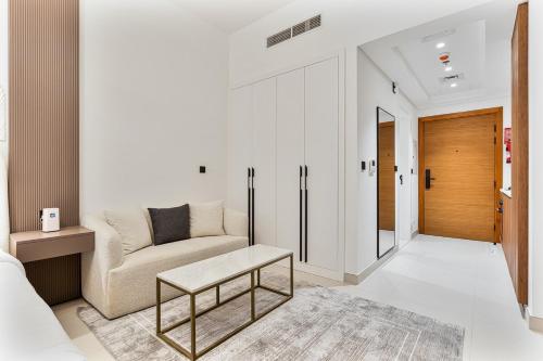 Elegant Studio with Pool & Gym, Near Metro Station, Dubaj