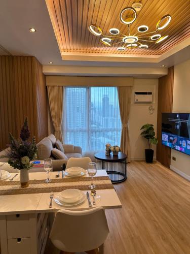 2BR Condo in Mandaluyong with Sunrise View, 65 Inch OLED TV and DisneyPlus, Manila