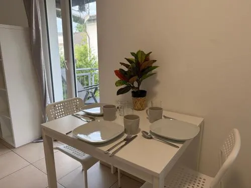 Modernes 2-Zimmer Apartment mit 4 Einzelbetten, Küche & Balkon in Offenbach, Deutschland