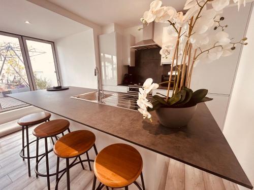 Modern 2-Bed Penthouse on Iconic Abbey Road & Large Terrace, Лондон