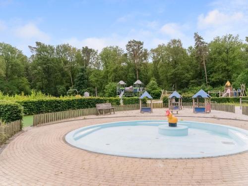  chalet in the woods with pool, Ferienwohnung in Vledder